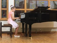 Laura Ozoliņa (klavieres, 5.klase) - konkursa 