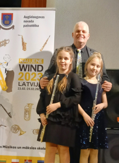 Dārta Šuste , pedagogs Artūrs Grandāns un Sandija Līva Liepiņa