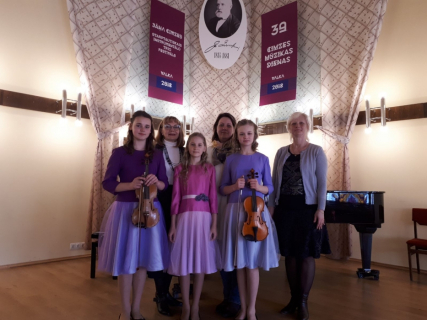 12.04.18. Jāņa Cimzes starptautiskais festivāls Valkā. Laureātes Linda Šņepste, Katrīna Štromberga, Alise Bartuša un viņu skolotājas Velga Sokirka, Gunta Riekstiņa, Tatjana Savicka