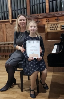 Līga Cepīte un Ieva Russaka - I vieta un balva par labāko Arvīda Žilinska skaņdarba izpildījumu IV Jāņa Ivanova jauno pianistu konkursā 