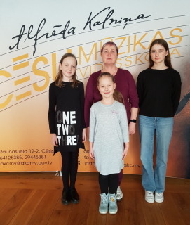 Nellija Zvirgzda (3. kl.) – 2. vieta, Kristiāna Dūma (1. kl. ) – 3. vieta, pedagoģe Inese Ābola un Anete Vintiša (5. kl. ) – 3. vieta