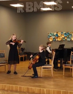 klavieru trio – Estere Labuce, Eduards Labucis, Roberts Bergs – ieguva I vietu (pedagoģes Iveta Graubiņa-Zviedre, Tatjana Savicka un Inese Freija)