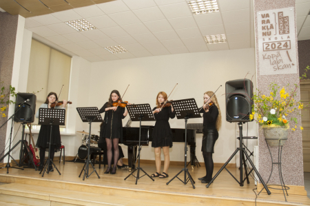 Adriana Bonda (8.kl.), Inese Saulīte (8.kl.), Kristiāna Poļaka (8.kl.) un Estere Labuce (6.kl.)