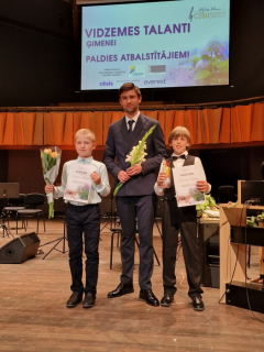 Ivetas Graubiņas-Zviedres 2. čella klases audzēknis, Vidzemes kamerorķestra diriģents Artūrs Švarcbahs un Tatjanas Savickas 3. klavieru spēles audzēknis Roberts Bergs.