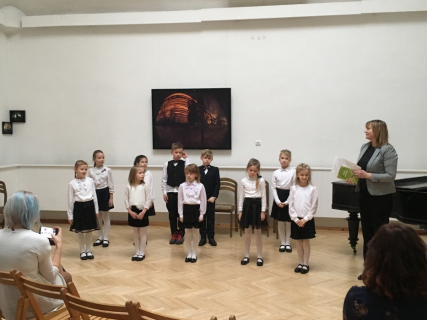03.12.2018. Madonas muzejā. Jaunāko klašu vokālais ansamblis un vadītāja Inga Avišāne