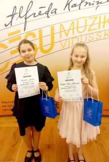 II vieta – Dārta Šuste, flautas 1. grupa
III vieta – Sandija Līva Liepiņa, flautas 1. grupa / ped. A. Grandāns /