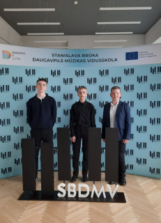 Toms Šķēls (7. kora klase), Jānis Iesalnieks (6. klarnetes klase) un Valters Kļaviņš (3. saksofona klase)