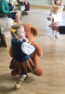 Galvenā titula “Madonas novada Cīrulītis 2025” un skatuviskākā cīrulīša nomināciju konkursa 1. grupā ieguva četrgadīgā Agate Zāle no Praulienas pagasta PII Pasaciņa (muzikālā audzinātāja Judīte Gūte)
