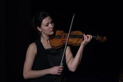 2018. gada 9. decembrī Valda Breģa 90 gadu jubilejas koncertā vijolniece Rasa Kumsāre