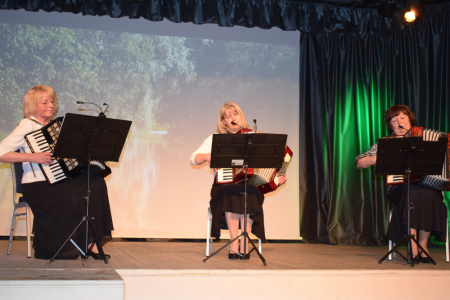 akordeonistu ansamblis “Kolēģes” (Silvija Bērziņa, Vineta Krēsliņa, Astra Šķēle un koncertmeistare Rudīte Kolāte)