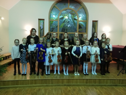 Skolotājas Guntas Riekstiņas vijoles klase - 2018. gada noslēguma koncerts vecākiem.