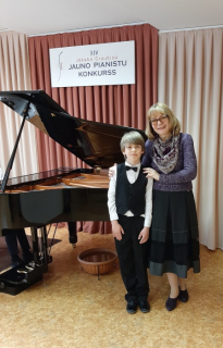 XIV Jēkaba Graubiņa Jauno pianistu konkurss, 3. klases audzēknis Roberts Bergs, iegūstot 2.vietu, pedagoģe Tatjana Savicka