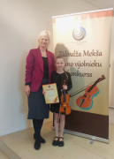 Pedagoģe Velga Sokirka un Luīze Celmiņa (2. vijolspēles klase)