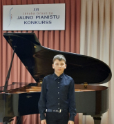 3. klavieru klases audzēknis Jēkabs Kumsārs