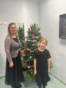 Pedagoģe Līga Cepīte un 2. klavieru klases audzēkne Nora Gailuma