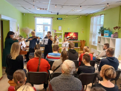 Pedagoģe Inese Freija, Jānis Ankravs 6. kl., absolvente Adriana Bonda, Marta Solovjeva 4. kl., Dārta Zepa 2. kl., Agnese Laizāne 1. kl.