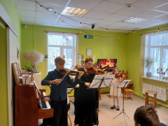 Jānis Ankravs 6. kl., absolvente Adriana Bonda, Agnese Laizāne 1. kl.