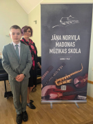 Eduards Labucis (I veta) ar pedagoģi Graubiņu-Zviedri (5. čella spēles klase)