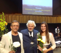 Pedagogs Andrejs Cepītis un audzēkne Zane Gerenberga Vidzemes koncertzālē Cēsis kopā ar diriģentu Andri Veismani